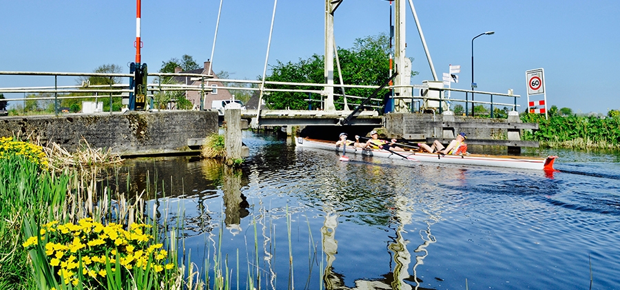 liggend onder brug door