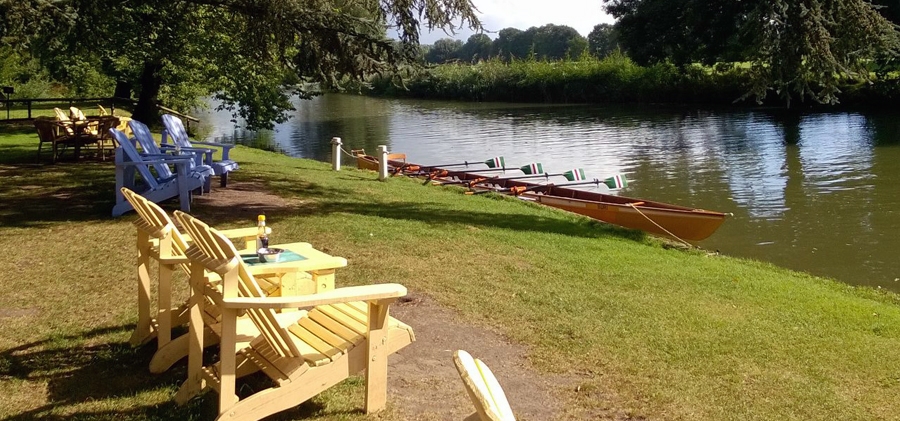 Afgemeerd bij theehuis Rhijnouwen
